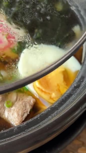 Aziatische Noedelsoep Ramen Met Kip Tofu Groenten Een Zwarte Kom — Stockvideo