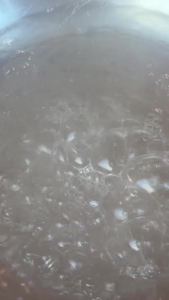 Hoe Water Kookt Een Pot Potje Kokend Water Zwarte Achtergrond — Stockvideo