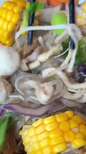 在泰国中部传统的当地浮动市场上 在船上做面条非常有名 这使得许多游客前来观看彼此提供的韩国菜 — 图库视频影像