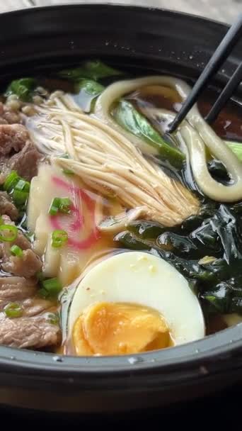 Sopa Fideos Asiáticos Ramen Con Pollo Tofu Verduras Huevo Tazón — Vídeos de Stock