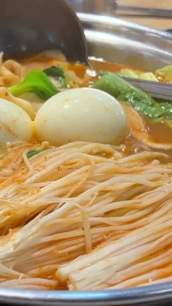 Mâncare Asiatică Suki Varză Albă Morcov Tofu Busuioc Apă Într — Videoclip de stoc