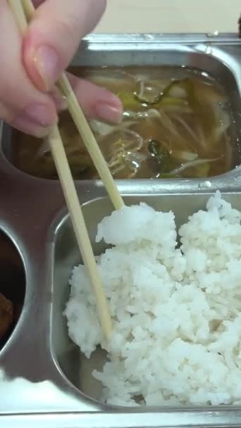 Vývar Rýžového Masa Podávaný Železném Tácu Vietnamu Supermarketu Jíst Rychle — Stock video