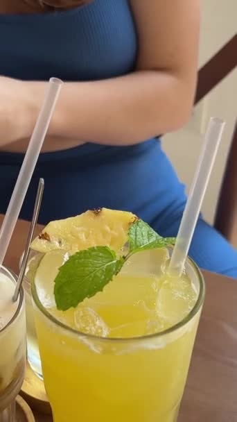 Tre Olika Drycker Bordet Hälsosam Mat Val Juicer Ananas Juice — Stockvideo