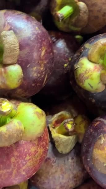 Pohled Shora Otočit Mangosteen Ovoce Dřevěném Stole Zahradě Mangosteen Listy — Stock video