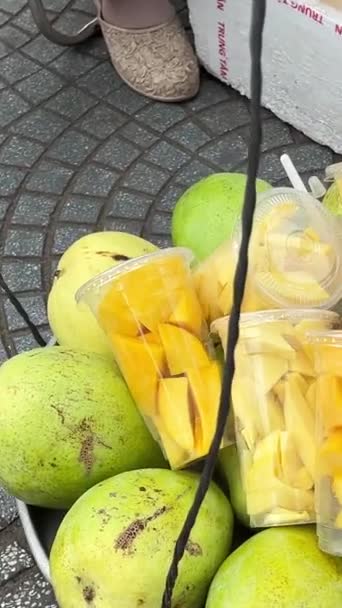 水果沙拉和果汁 用杯子盛放异国水果 新鲜的亚洲街头食品商贩去购买用塑料袋切成正方形的芒果 供游客食用 特别是新鲜水果 — 图库视频影像