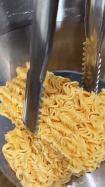 Tayland 'ın orta kesimindeki yerel yüzen markette erişte yapmak çok ünlü bir turistin gelip Kore yemeklerini yemesini sağlıyor. Yemek masası.