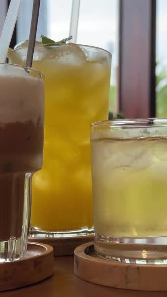 桌上三种不同的饮料健康食品选择菠萝汁咖啡加盐焦糖拿铁加盐绿茶加冰荞麦茶 高质量的 — 图库视频影像
