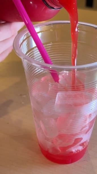 プラスチックガラスのスイカジュースは ベトナムで美味しい健康的なビタミン天然製品を攪拌します 高品質の4K映像 — ストック動画
