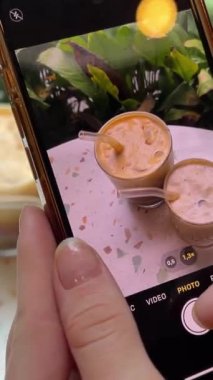 Üst manzara, tahta arka planda bir fincan Giang yumurtası kahvesi. Vietnam kahvesi. Yumurtalar kahveyle, sıcak içecekle ya da Vietnam usulü yumurta kahvesiyle yenir. İnternet hikayeleri için bir içki videosu çek