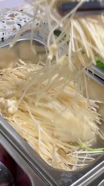 Κάνοντας Noodles Στο Σκάφος Στην Τοπική Πλωτή Αγορά Στην Κεντρική — Αρχείο Βίντεο