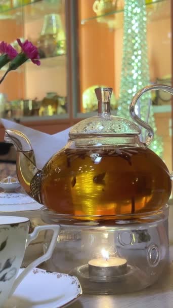 Forró Vizet Öntünk Teáskannába Kínai Teaszertartás Kerámia Vízforraló Forró Tea — Stock videók