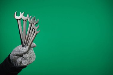 Krom kaplamalı metal çift taraflı açık uçlu anahtar başlıklı bağlantıları bağlamak ve ayırmak için kullanılır. reklam Yeşil arkaplan kromakey serbest boşluk