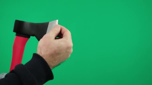 Мужские Руки Держат Топор Зеленом Фоне Проверяют Насколько Острый Зеленый — стоковое видео