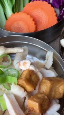 Tayland 'ın orta kesimindeki yerel yüzen markette erişte yapmak çok ünlü bir turistin gelip Kore yemeklerini yemesini sağlıyor. Yemek masası.