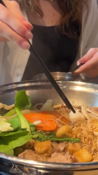 拉面汤越南煮味味浓汤 配以蔬菜和肉 在餐馆配料中烹调肉汤 在炉灶上煮威热里米粉 传统的日本酱油拉面 — 图库视频影像