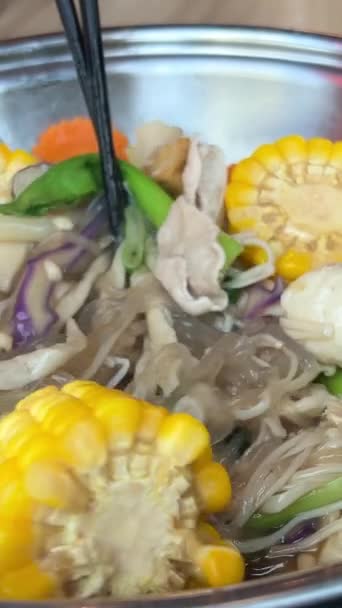 베트남 된장국 레스토랑 재료에 야채와 고기와 맛있는 난로에 버미셀리 국수를 — 비디오