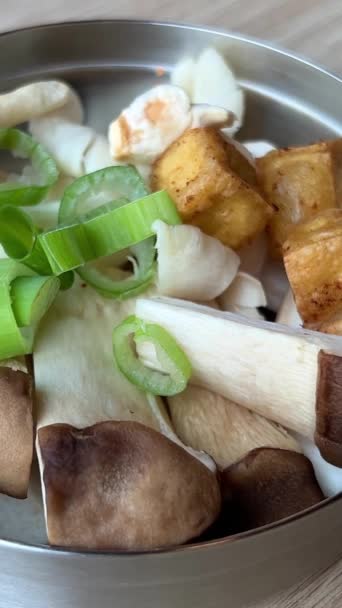 用平底锅准备香菇 水和宝莲蘑菇一起在锅里沸腾着 准备过冬 泡菜蘑菇 高质量的4K镜头 — 图库视频影像