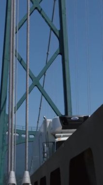 Vancouver City Lions Gate Köprüsü Trafiği, Dağlar, Park Yaz Günü namaz kılan demir yapı güneş parlıyor Pasifik Okyanusu manzaralı Stanley Park uçakları