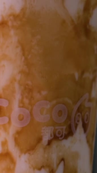Bubble Milk Tea Plastikglas Aus Frischer Milch Mit Kuromitsu Schwarzem — Stockvideo