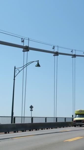 温哥华市狮子门大桥交通 公园夏日拍摄纳马斯钢铁结构 阳光灿烂清澈的天船太平洋赤柱公园景观 — 图库视频影像