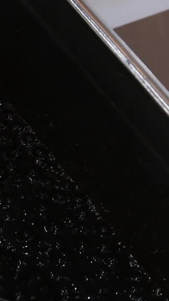 珍珠泡茶特写在桌上 台湾红糖奶茶 汤匙中泡茶用木薯珍珠配料木薯珍珠 高质量的4K镜头 — 图库视频影像