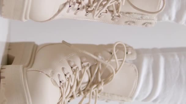Lichte Schoenen Dameslaarzen Met Veters Met Hoge Zolen Een Witte — Stockvideo