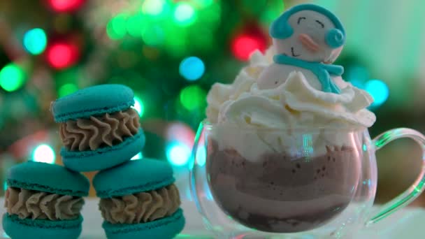 Sneeuwman Dessert Macaron Versierd Met Hoed Sjaal Met Kleurrijke Lichten — Stockvideo