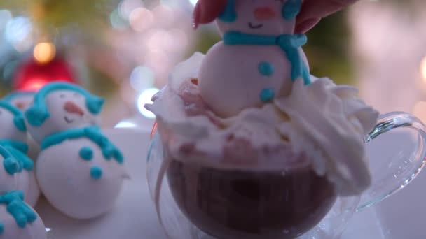 Снеговик Десерт Макарон Украшен Шляпой Шарфом Красочными Огнями Боке Мигает — стоковое видео