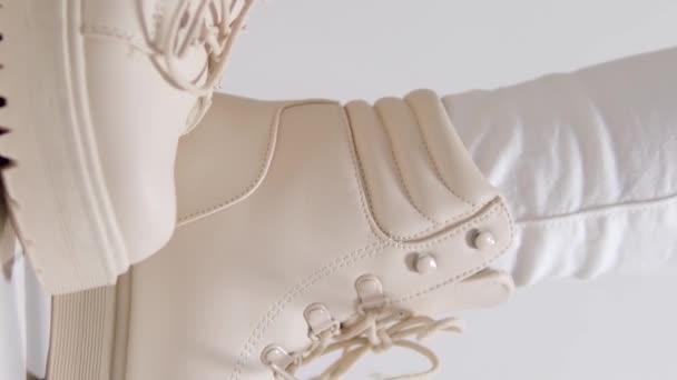 Light Παπούτσια Γυναικεία Μποτάκια Κορδόνια Ψηλές Σόλες Λευκό Φόντο Κλασική — Αρχείο Βίντεο