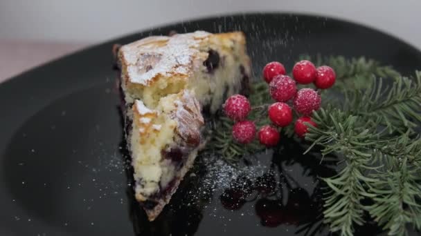 在黑盘甜点午餐点心上洒上草莓粉和浆果 作为圣诞树的圣诞装饰品 文字广告的空间 — 图库视频影像