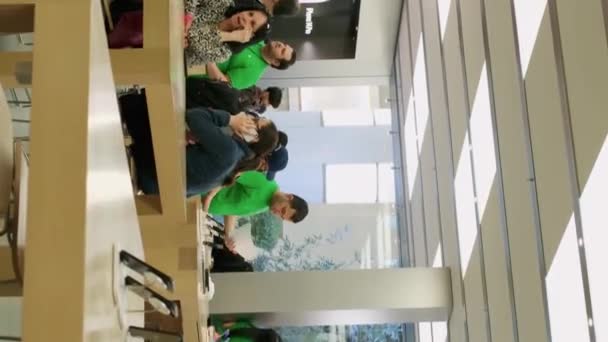 Şehir Merkezindeki Apple Store Apple Ürünlerini Inceleyen Insanlar Dizüstü Bilgisayarları — Stok video