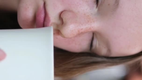 Молодая Девушка Вдыхает Аромат Мачо Латте Кофе Напиток Вкусный Напиток — стоковое видео