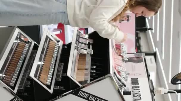 Sephora Negozio Grande Centro Commerciale Cosmetici Dipingere Diverse Marche Giovani — Video Stock