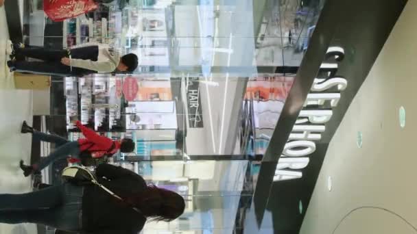 Sephora Una Tienda Gran Centro Comercial Cosméticos Pintar Diferentes Marcas — Vídeo de stock
