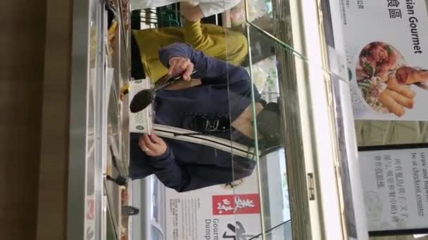 加拿大温哥华01 2024日本食品在Tnt无法辨认的人做饭拨号吃饭 高质量的 — 图库视频影像