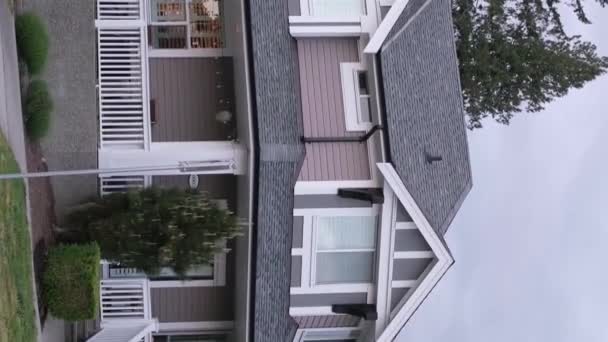 Aangepast Gebouwd Groot Luxe Huis Met Drievoudige Garagedeuren Een Woonwijk — Stockvideo