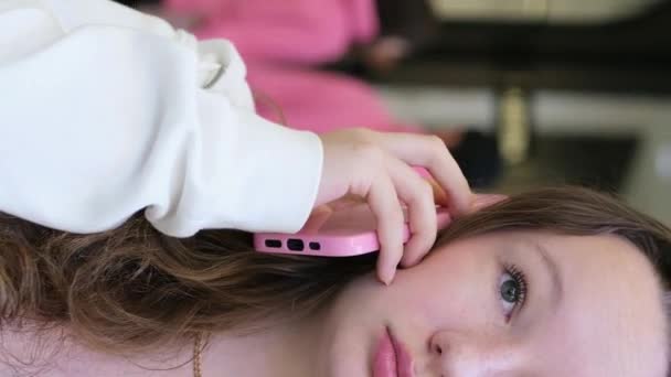 Jovem Adolescente Falando Telefone Grande Loja Supermercado Mall Contra Pano — Vídeo de Stock