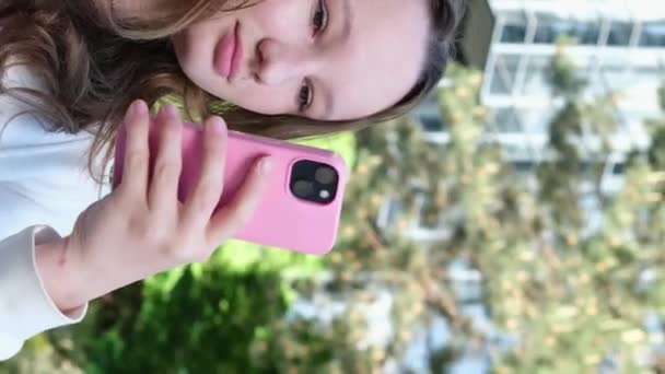 Chica Contra Fondo Rascacielos Toma Selfie Con Deliciosa Bebida Burbuja — Vídeo de stock