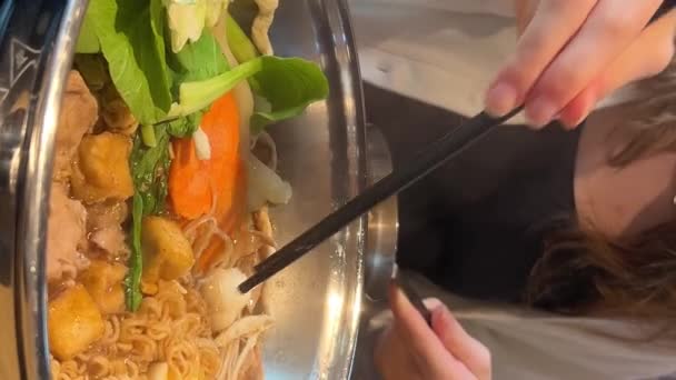 Sopa Ramen Vietnam Cocina Sopa Miso Delicioso Plato Con Verduras — Vídeo de stock