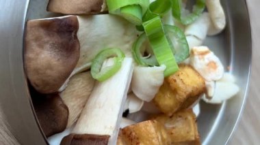 Tencerede domuz mantarı hazırlıyorum. Boletus mantarlı bir tencerede su kaynıyor. Kış hazırlıkları, mantar turşusu. Yüksek kalite 4k görüntü