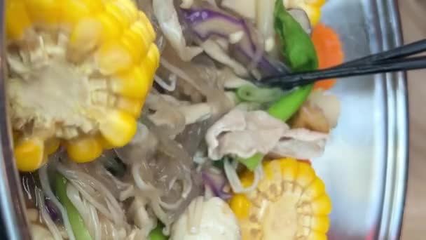 ラーメンスープ ベトナム料理 味噌汁 おいしい料理 野菜と肉 レストランの食材で調理する 調理パン ストーブの米麺 日本の醤油ラーメン — ストック動画