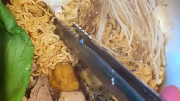 Traditionele Vietnamese Soep Maken Een Restaurant Eigen Ingrediënten Kiezen Toevoegen — Stockvideo