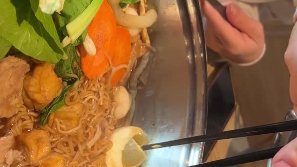 Sukiyaki Comida Japonesa Tocino Frito Verduras Salsa Pescado Negro Seco — Vídeo de stock