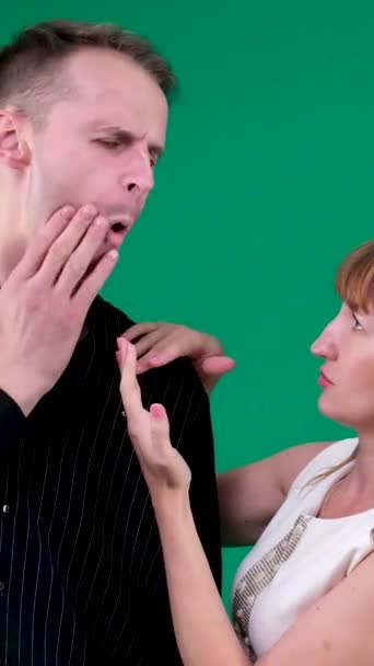 Витираючи Його Обличчя Зубний Біль Чоловік Жінка Обманюють Поводяться Дивно — стокове відео