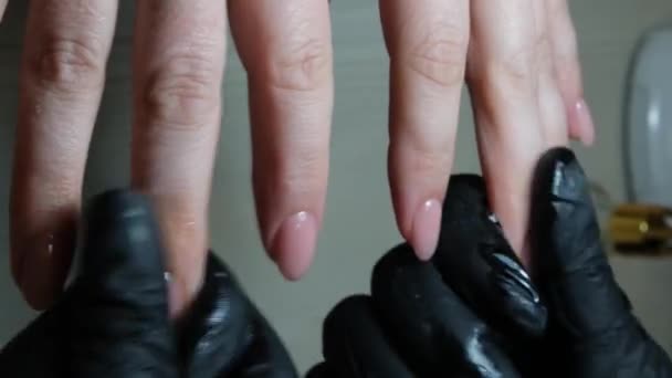 Close Schot Van Vrouw Nagel Salon Ontvangen Manicure Door Schoonheidsspecialiste — Stockvideo