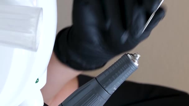 Tırnak Manikürünün Ayrıntıları Dosya Fırçayla Güzel Bir Tırnak Bakımı Siyah — Stok video