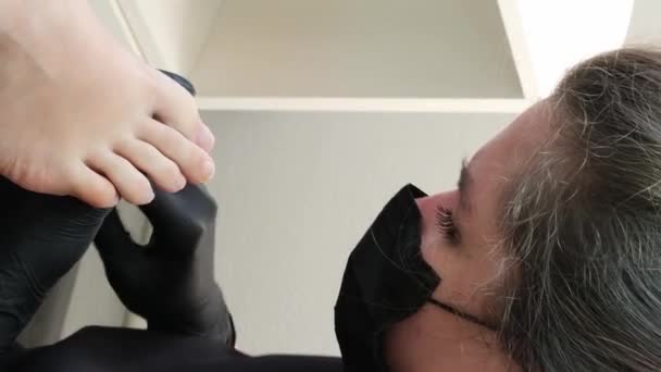 Pedicure Salon Professionele Meester Zorgt Voor Reinigt Voet Close Video — Stockvideo