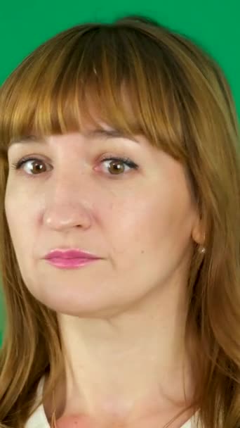 Досвід Страждання Переляканих Емоцій Хитромудрої Жінки Зеленому Тлі Хроматичного Страху — стокове відео