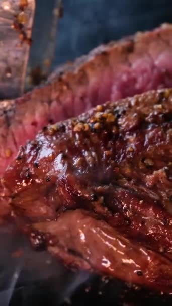 Carne Filete Carne Res Parrilla Cruda Con Cuchillo Tablero Madera — Vídeo de stock