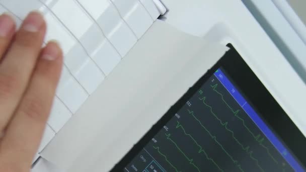 Krankenschwester Bereitet Männlichen Patienten Auf Ekg Test Vor Klinik Überwacht — Stockvideo